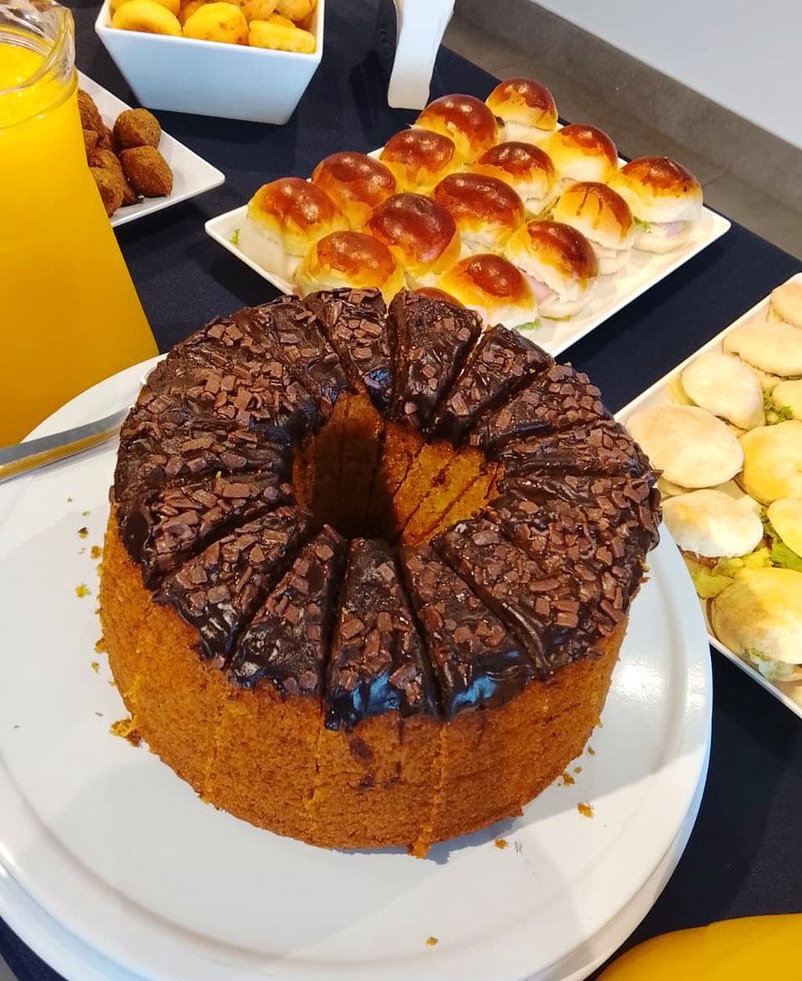 Bolo de cenoura com cobertura de chocolate e mini sanduíches em pão brioche