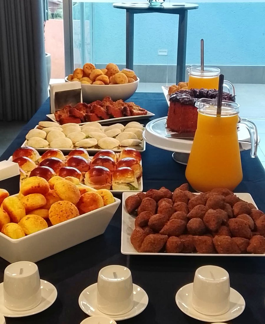 Pão de queijo, mini sanduíches, kibes e bolo red velvet