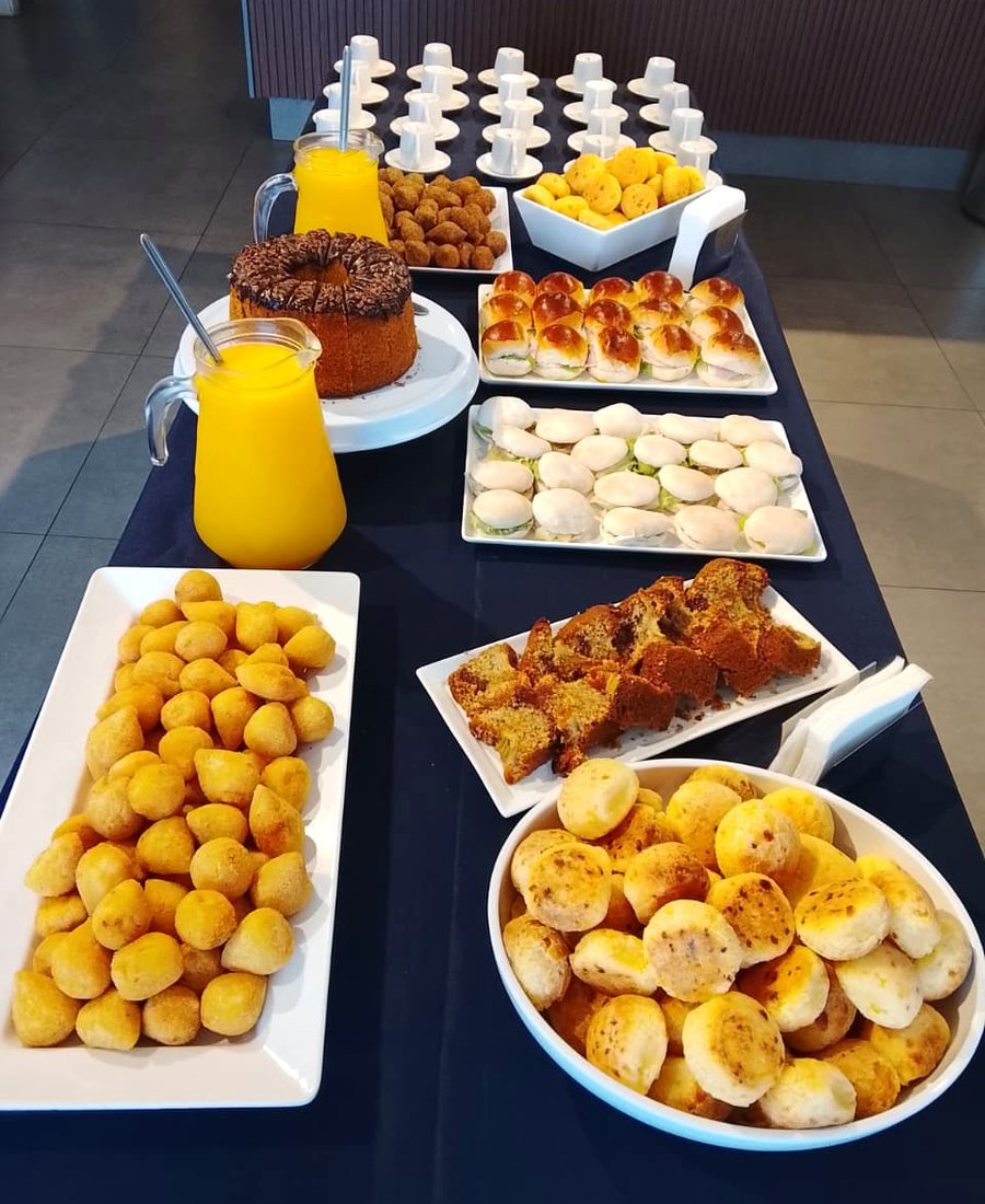 Coxinhas, pão de queijo, bolo fatiado e mini sanduíches
